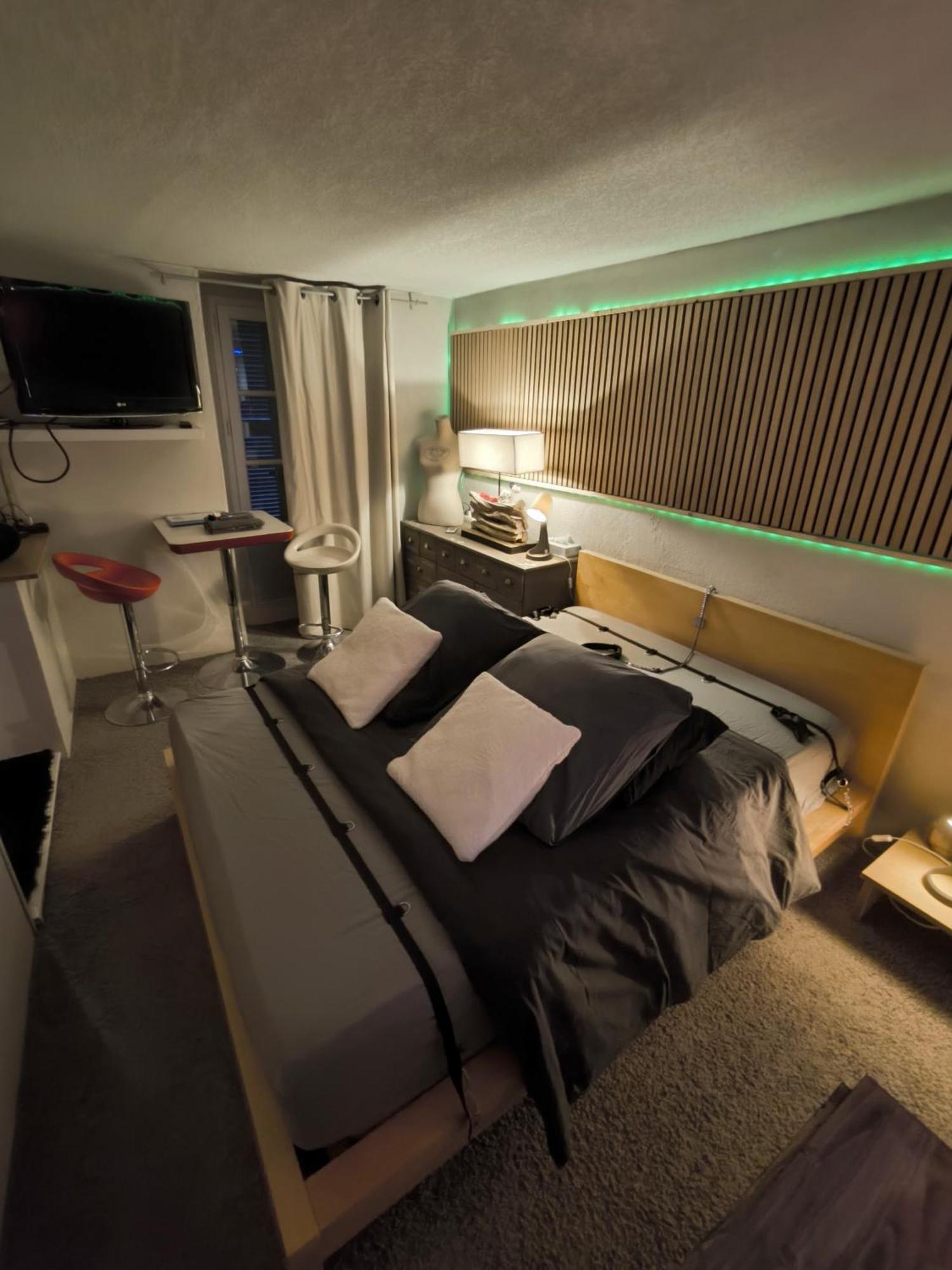 Love-Room Discret 40 M2 Bormes Les Mimosas Village Avec Terrasse Екстериор снимка