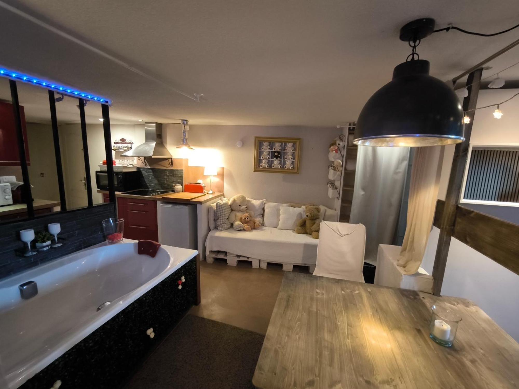 Love-Room Discret 40 M2 Bormes Les Mimosas Village Avec Terrasse Екстериор снимка