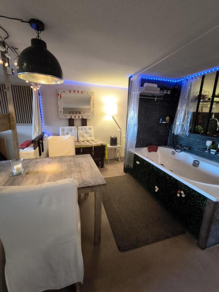 Love-Room Discret 40 M2 Bormes Les Mimosas Village Avec Terrasse Екстериор снимка